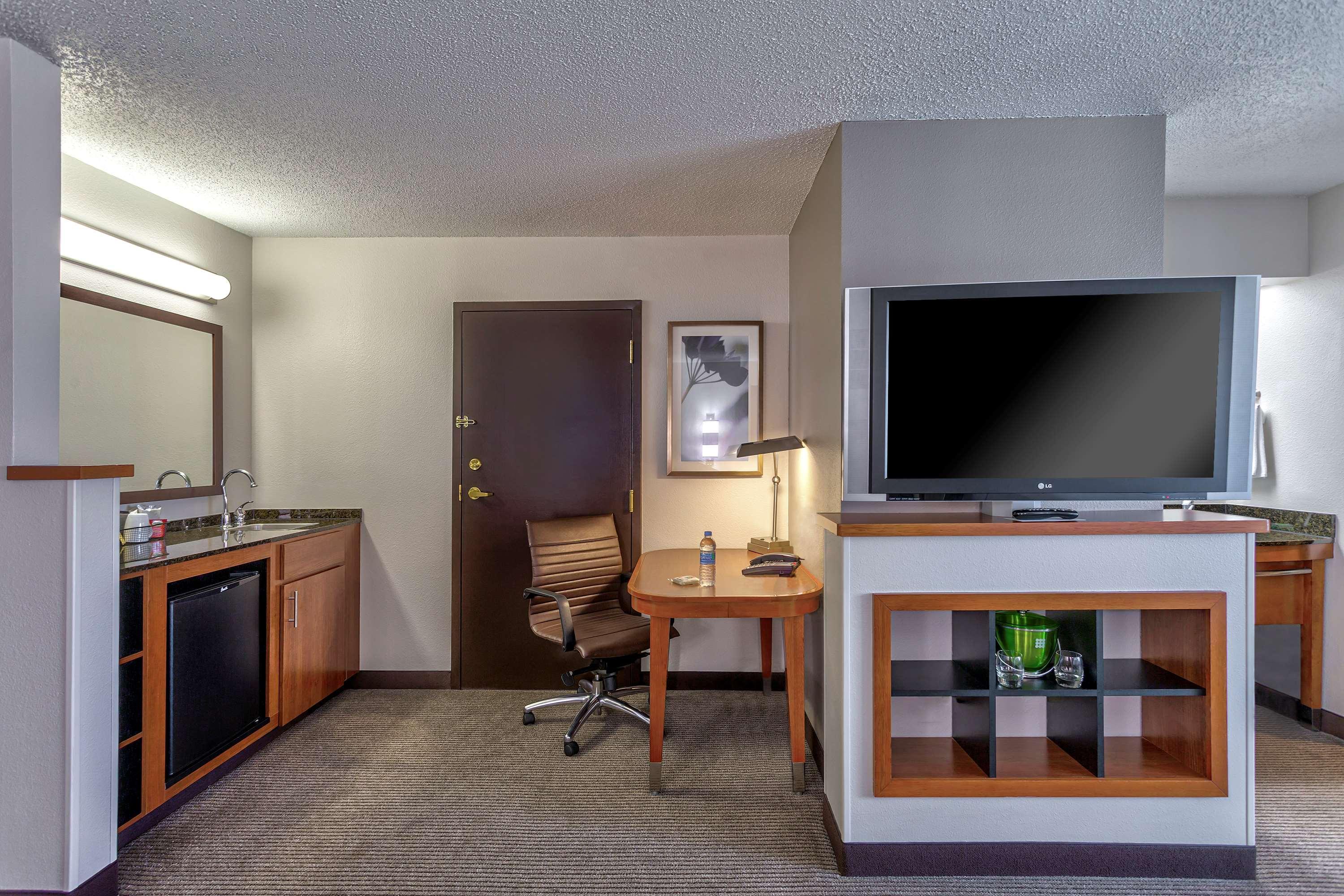 Wyndham Garden Kansas City Airport Exterior foto